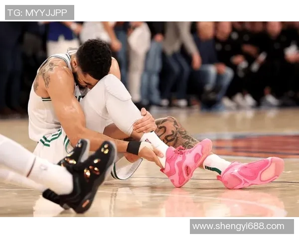 足球场上球星遭遇严重伤情提前离场球迷与队友共同为其祈祷恢复健康