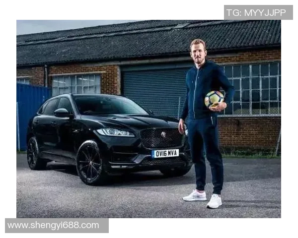 足球球星驾驶摩托挑战极限速度，展现赛场外另一面激情风采